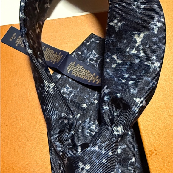 Louis Vuitton Navy Floral Tie - Picture 2 of 6